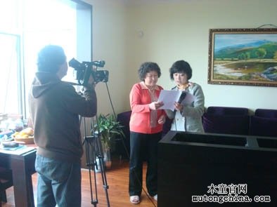 記者在為消費者解讀室內空氣污染檢測報告