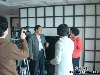 我公司專家在為消費者說明室內空氣污染